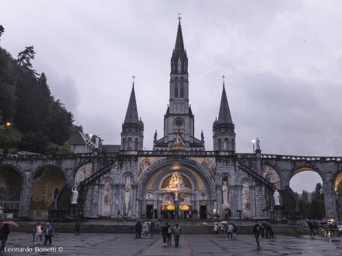 Folla al santuario di Lourdes